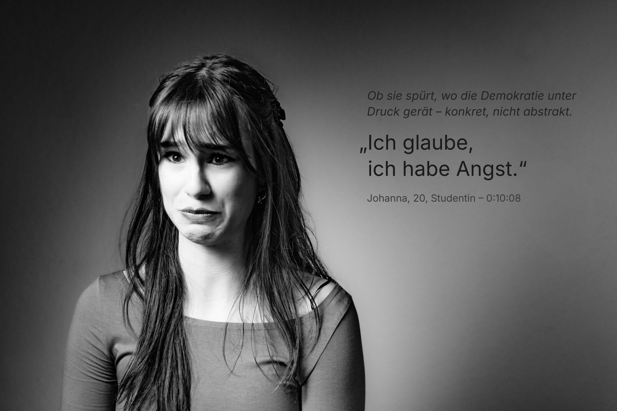 Porträt einer jungen Frau, die mit den Tränen kämpft; im Bild der Satz „Ich glaube, ich habe Angst.“