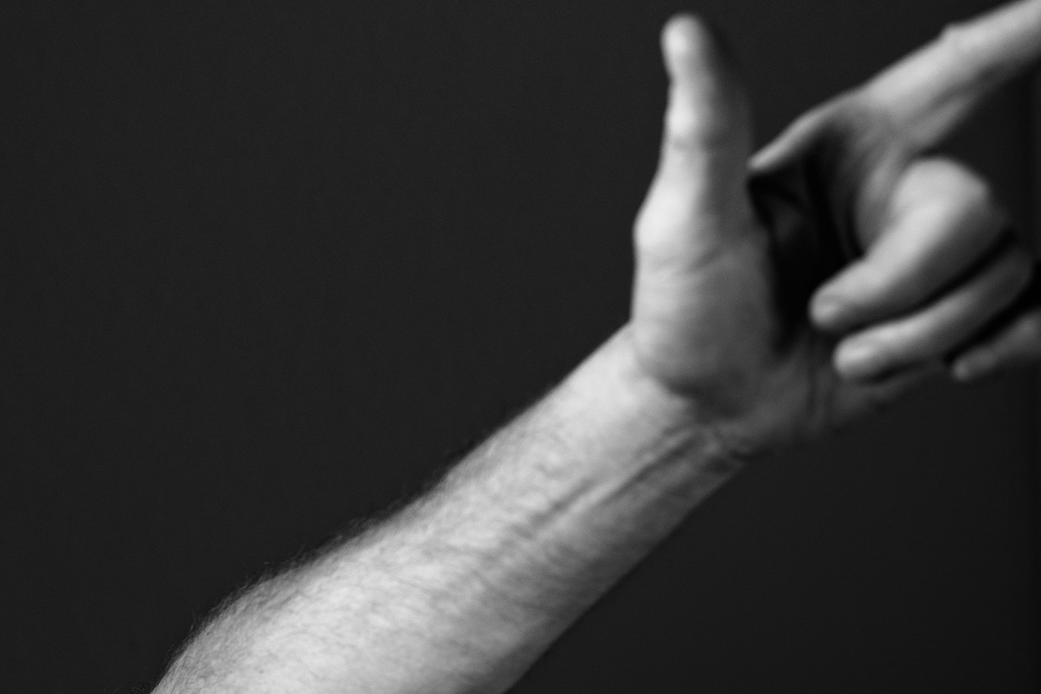 Ausschnitt aus einem Porträt der Ausstellung: ausgestreckter Arm mit Zeigefinger